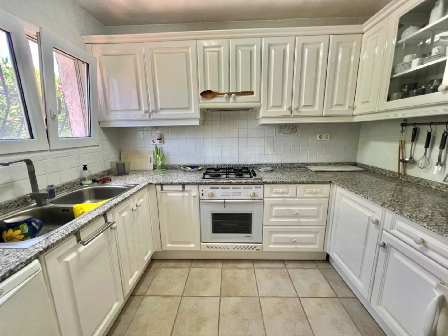 Villa te koop met 4 slaapkamers en vrij uitzicht op zee in Benissa, Alicante.