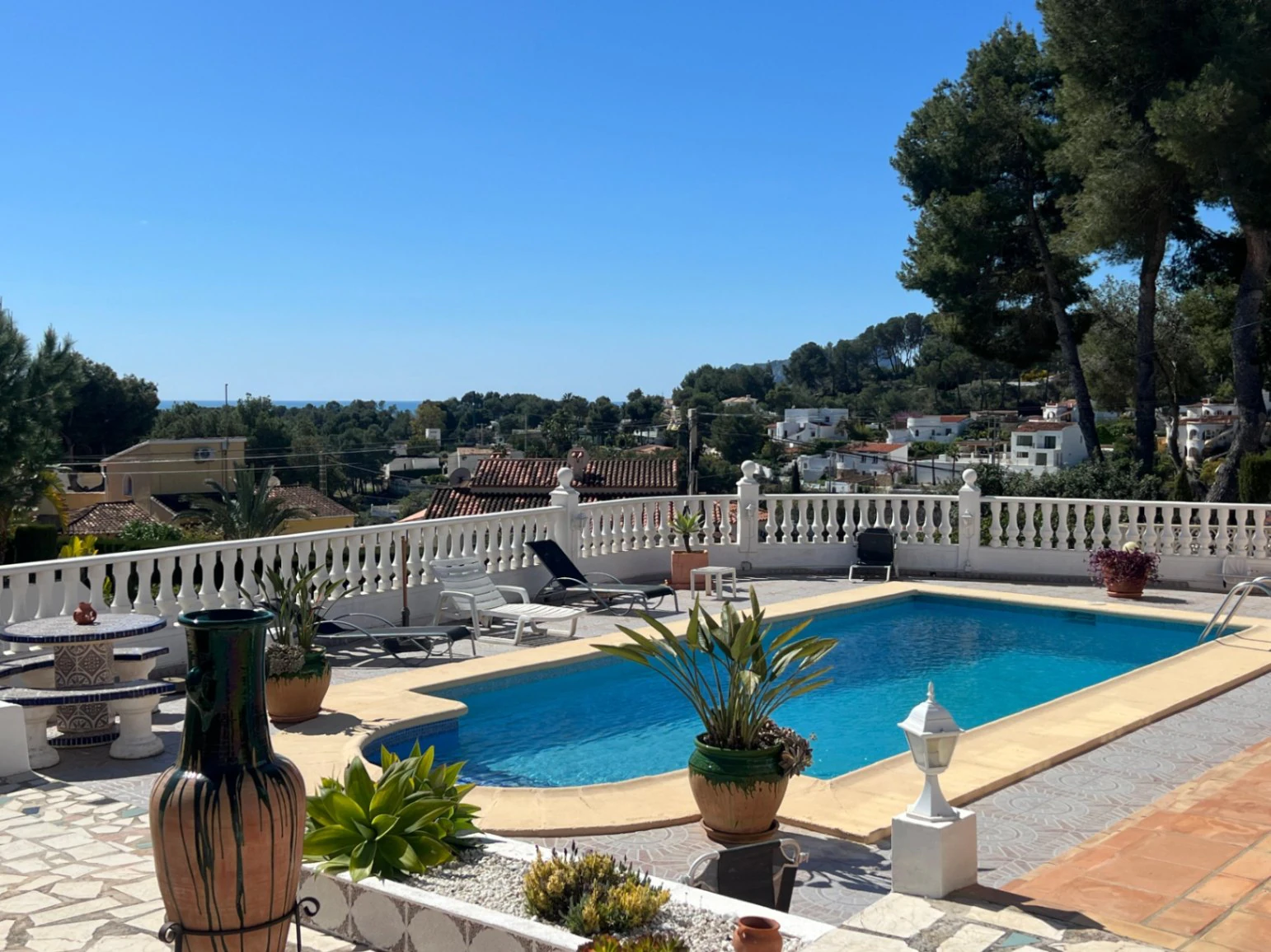 Villa te koop met 4 slaapkamers en vrij uitzicht op zee in Benissa, Alicante.