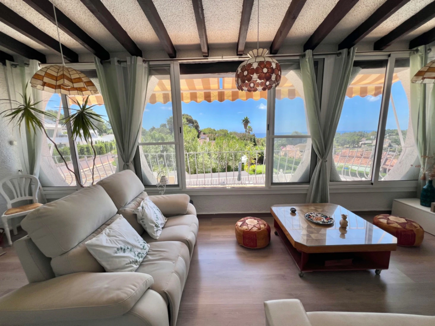 Villa te koop met 4 slaapkamers en vrij uitzicht op zee in Benissa, Alicante.