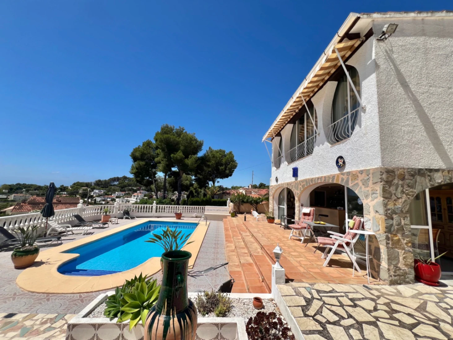 Villa te koop met 4 slaapkamers en vrij uitzicht op zee in Benissa, Alicante.