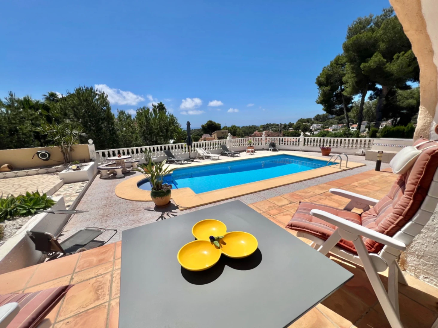 Villa te koop met 4 slaapkamers en vrij uitzicht op zee in Benissa, Alicante.