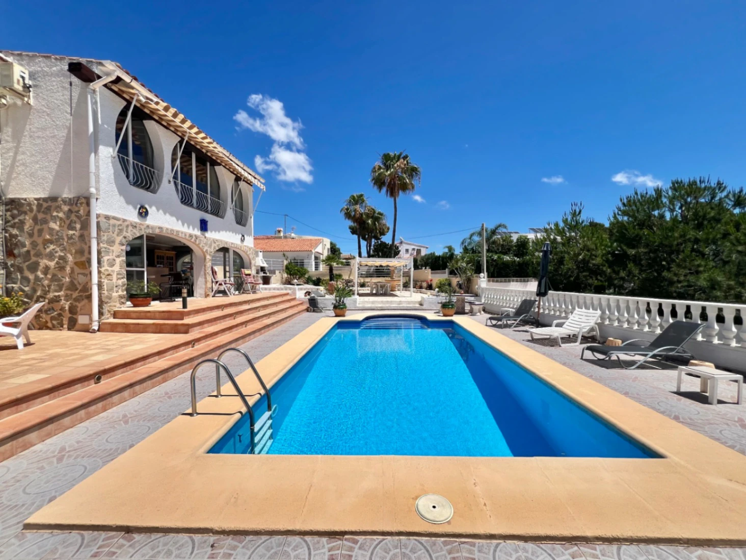 Villa te koop met 4 slaapkamers en vrij uitzicht op zee in Benissa, Alicante.