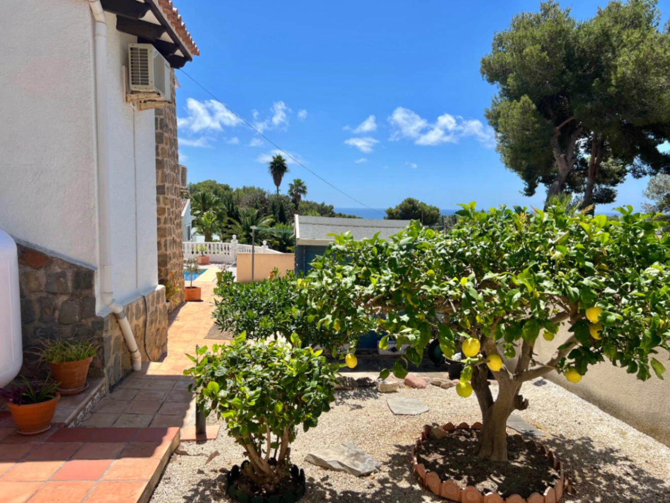 Villa te koop met 4 slaapkamers en vrij uitzicht op zee in Benissa, Alicante.